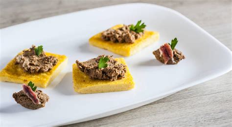 Come antipasto abbiamo scelto forse quello che più di tutti caratterizza la toscana: Crostini di polenta con fegatini alla toscana