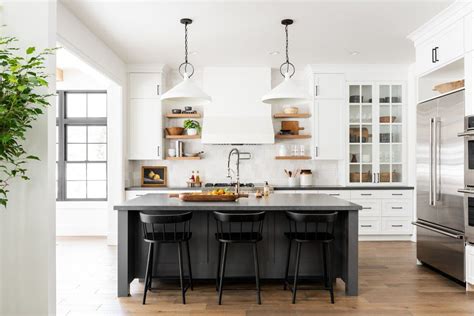 Black & White Transitional Kitchen in 2020 (With images ... Familiar and inviting, transitional design offers contemporary elements while still maintaining the warmth and comforts of a trusted classic.