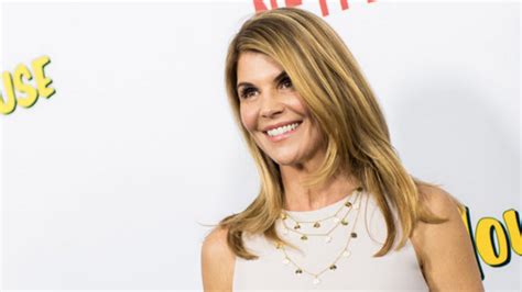 lori loughlin and husband mossimo giannulli plead not guilty in college admissions scam narcity