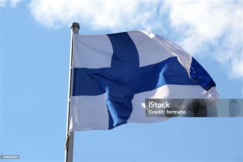 푸른 하늘 기호 또는 핀란드의 유럽에 속하는 기호에 대 한 나 부 끼고 흰색 배경에 파란 십자가 가진 핀란드의 국기 개념에 대한