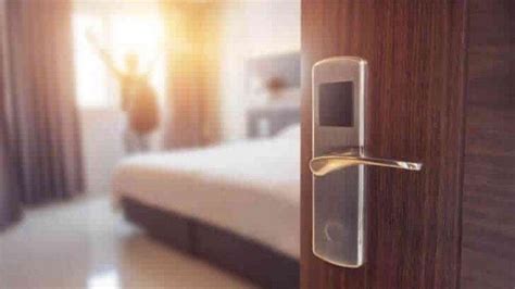 Curiga Lihat Menantu Masuk Hotel Saat Dobrak Pintu Mertua Malah