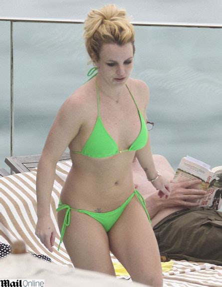 סביר להניח שלא, זו רק בריטני ספירס, פופסטאר ואחת הכוכבות המפורסמות בעולם, כשהיא מתערטלת ועושה פוזות של סקס אפיל שמשפריץ מהמסך. פפראצי |בריטני ספירס בביקיני