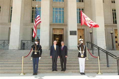 Us Secretary Of Defence Vows To Foster Cooperative Ties With Viet Nam