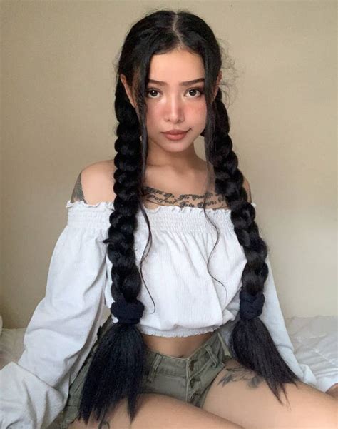 Who Is Bella Poarch From Tiktok In 2021 Bella Beauty Girl Photo Poses