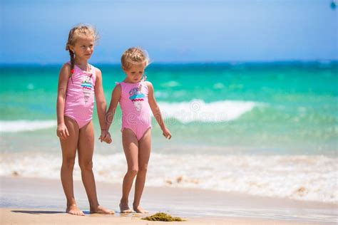 Meninas Adoráveis Que Têm O Divertimento Durante a Praia Foto de Stock Imagem de pessoa praia