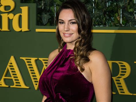 Kelly Brook Is Being Accused Of Photoshopping Her Body On Instagram