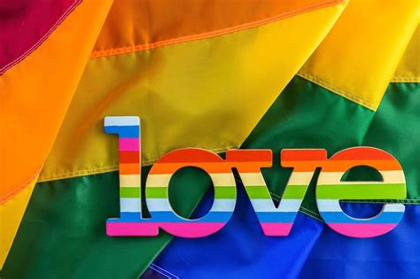bandera del orgullo gay del arco iris con signo de amor foto premium