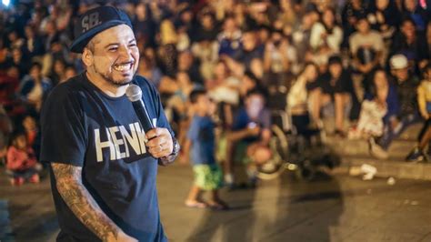 es chileno hace stand up callejero y cada noche revoluciona la rambla en mar del plata infobae