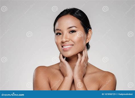Schoonheidsportret Van Een Gelukkige Halve Naakte Aziatische Vrouw Stock Afbeelding Image Of