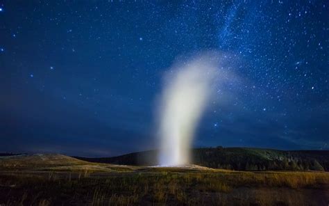 Old Faithful Geyser At Night Yellowstone Np Oc 2200 X 1375 R