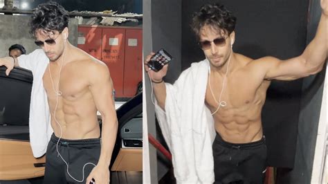 Tiger Shroff Pose With His Flaunts Six Pack Abs Chiseled Body Spotted