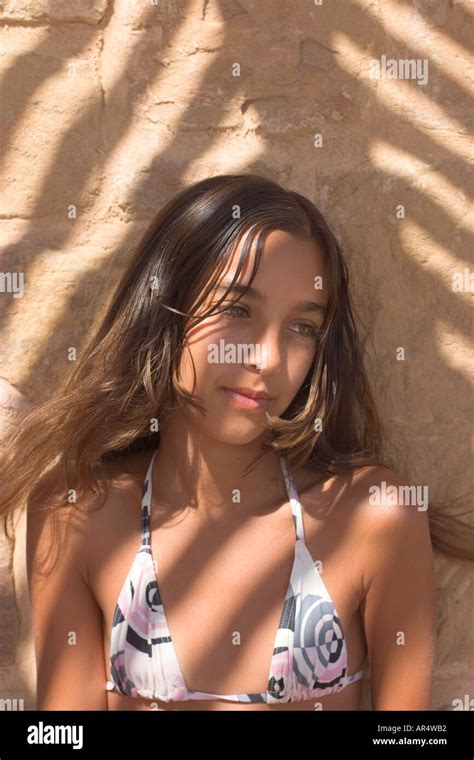 Porträt Von Teenager Mädchen 13 14 Jahre Tragen Bikini Im Gefleckten Schatten Stockfotografie