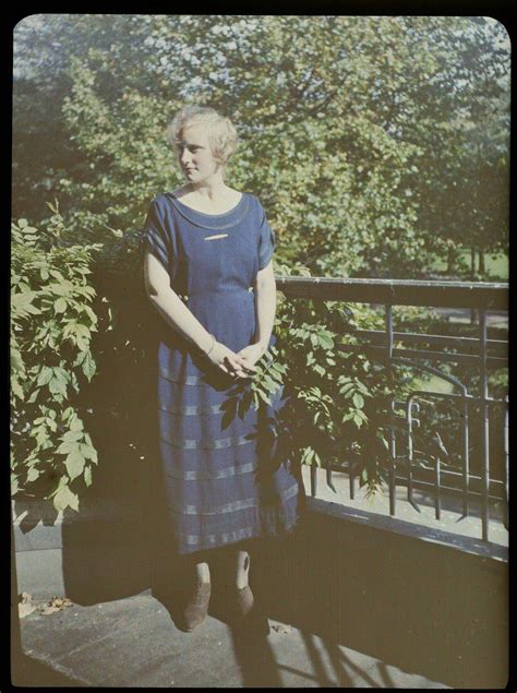 Portret Van Fifi Staand Op Een Balkon Gekleed In Een Donkerblauwe Jurk Jacob Olie Jr C