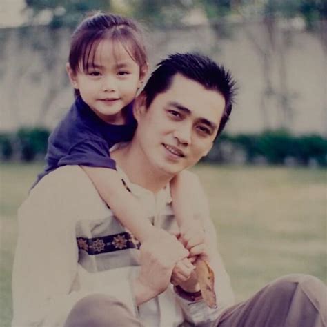 Amy leung � amy.leung@tvb.com.hk 23352132. 曬兒時可愛照片 湯洛雯紫菜眉盡得老竇真傳 - 本地 - 明周娛樂