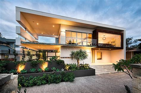 Stunning Modern Rectangular House With A Splendid Architecture And