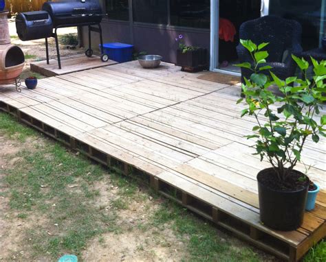 I immediately loved that idea because it would give us a dedicated space to bbq, eat meals, and watch the kids outside. The Crafty Life: Pallet Deck