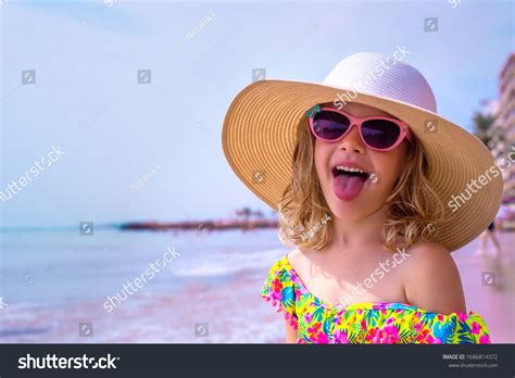 104094 Imágenes De Cute Little Girl On The Beach Imágenes Fotos Y