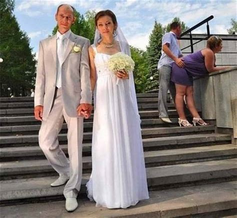 20 Wedding Photos That Failed Hilariously