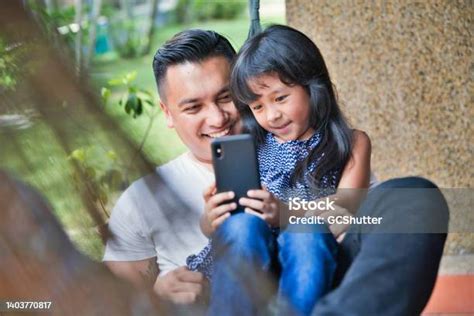 Padre E Hija Jugando Con El Smartphone En La Hamaca Foto De Stock Y Más