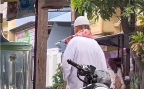 Viral Kakek Penderita Stroke Berusaha Keras Jalan Ke Masjid Netizen