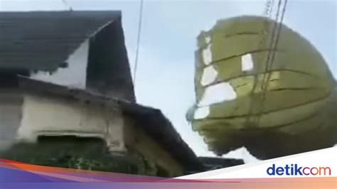 Viral Penerjun Payung Nyantol Antena Rumah Warga Blitar