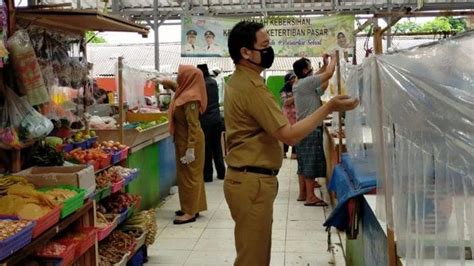 Pasar Tradisional di Tangerang Mulai Diberi Jarak Antrean dan Plastik