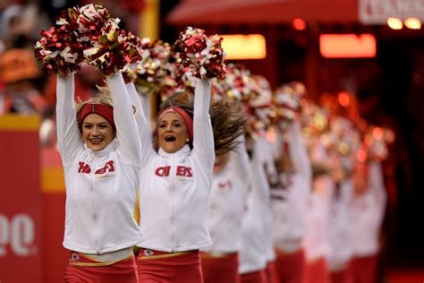 Kansas City Chiefs Cheerleaders Juggle Day Jobs Huffpost Sports