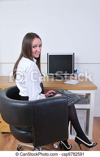 Sexy Sekretärin Sitzt Auf Dem Bildschirm Canstock