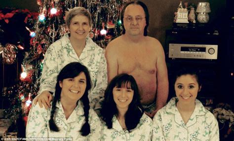 The Christmas Gift That Keeps On Giving More Awkward Family Photos Daily Mail Online