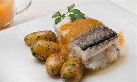 Ponemos aceite en una sartén y vamos friendo los trozos de merluza, no es necesario hacerla mucho. Receta de Merluza al horno con salsa de puerros - Karlos ...