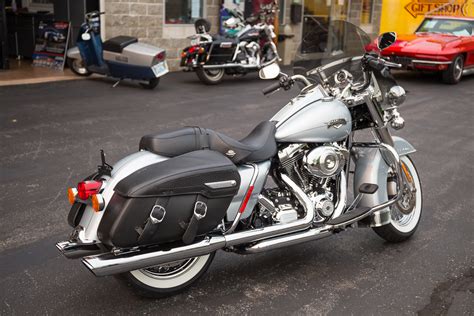 Model 2011 objem 1584 cm3 výkon 60 kw (82 k) kategorie chopper/cruiser v roce 2011 stál 532 500 kč. 2011 Harley Davidson Road King | Fast Lane Classic Cars