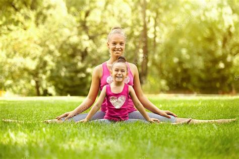 Sisters Doing Exercise Outdoors Healthy Lifestyle — Stock Photo