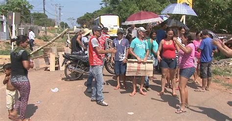 G1 Por Melhorias Em Ramal Moradores Interditam Via Em Bairro De Rio