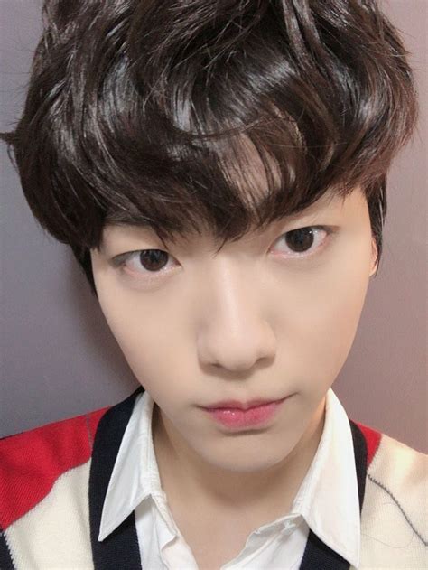 Soobin (수빈) is the second member introduced from the new boy group tomorrow x together (투모로우바이투게더) under the agency big hit entertainment. TXT | Soobin | Fotos