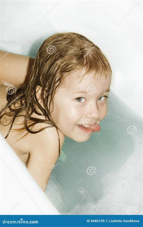 kleines mädchen badet im bad stockbild bild von seife peek 8486195