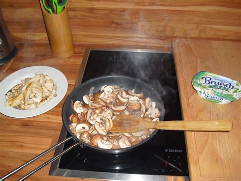 Family Bakery More Champignons in Kräuter Frischkäsesauce mit
