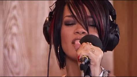 Rihanna-Hate That I Love You (live acoustic) - YouTube