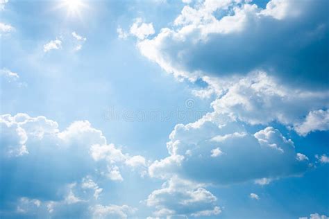 El Cielo Azul Y Las Nubes Brillantes Con El Sol Resplandeciente Foto De