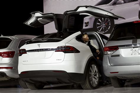 Tesla Model X Elon Musk Presenta La Nuova Elettrica Suv Più Sicuro