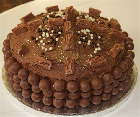 This is a chocolate fantasy cake tutorial.it is an easy chocolate cake.it can be made as a birthday cake for kids at home.it is a chocolate overload. Chocolate Birthday Cake - with extra chocolate ...