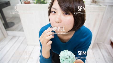 【ブルーシールアイスクリーム】アイスクリームを食べる美少女 写真素材 フリー素材おきなわ