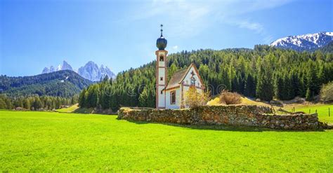 Alpes Dolomitas Iglesia De San Johann En Santa Maddalena Val Di Funes