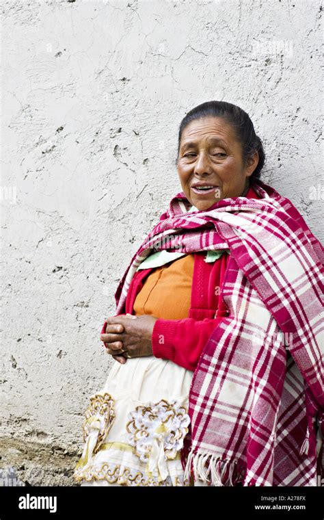 Guatemala Capellania Ind Genas Mujer Maya Quich En Colorido Mant N Tradicional Y Delantal