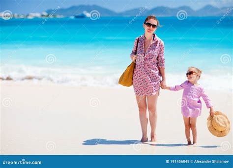 Mère et fille à la plage image stock Image du parent