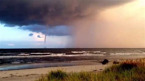 Tromb brinner för att öka effektiviteten hos våra kunder genom att ständigt hitta nya vägar för att lösa olika problem. (Water)Tornado/Tromb. Sweden, Skåne, Beddingestrand - YouTube