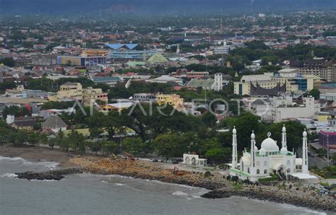 Penanganan Abrasi Di Pantai Padang Antara Foto