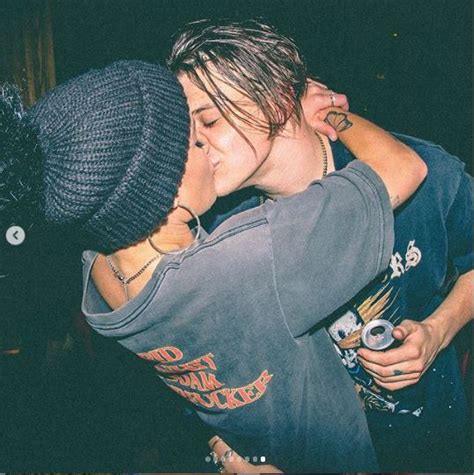 Learn about halsey's age, height, weight, dating, husband, boyfriend & kids. Here's how Halsey wished her boyfriend Yungblud on his birthday!