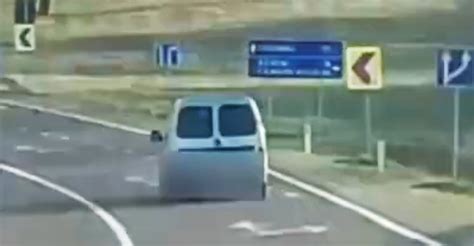 VIDEO Un Citroen condus de un şofer în stare de ebrietate urmărit de