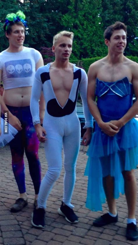 That Aint A Cameltoe Thats A Moose Knuckle 9gag