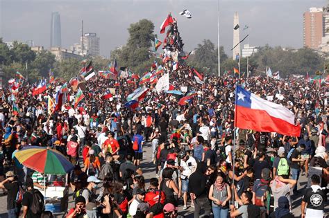 En la capital del país se han identificado varios puntos en los que se concentrarán cientos de manifestantes que fueron convocados para protestar contra la violencia, el abuso policial y en. Periodista de RD califica de "difícil" crisis de Chile y ...